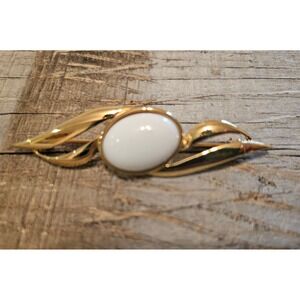 Gold‎ Tone Brooch Pin with White Cabochon Elegant Vintage Style Jewelry
